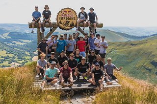 Gruppenfoto: Insgesamt machte das Event trotz der mehr als ernsthaften Sprünge  eher den Eindruck einer lockeren Klassenfahrt, bei der alle gemeinsam Spaß hatten.