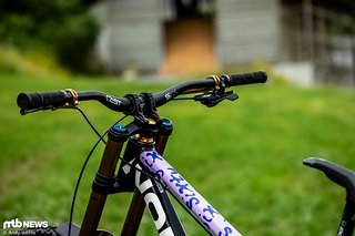 Beim Cockpit setzt Greg Minnaar auf Komponenten von Cast und eine insgesamt hohe Front.