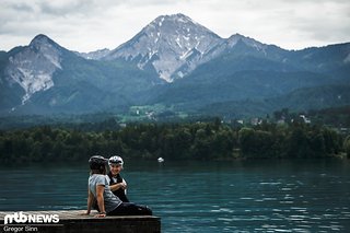 Nach dem Biken kann man sich im wirklich sehr, sehr klaren See abkühlen Nach dem Biken kann man sich im wirklich sehr, sehr klaren See abkühlen
