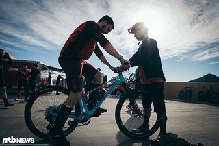 Nachdem das Bike-Setup durch ist, testen wir kurz auf dem Parkplatz – im Anschluss geht es auf die Trails