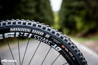 Vorne und hinten rollt das Sender auf Maxxis Minion DHR II-Reifen in 2,4" Breite. Vorne und hinten rollt das Sender auf Maxxis Minion DHR II-Reifen in 2,4" Breite.
