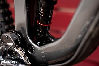 Beim Thrushaft-System geht die Kolbenstange durch das komplette Ölvolumen und tritt beim Einfedern unten aus dem Dämpfer aus.