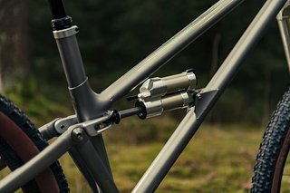 Auch am Heck verwaltet der Intend Hover-Dämpfer die 129 mm Federweg.