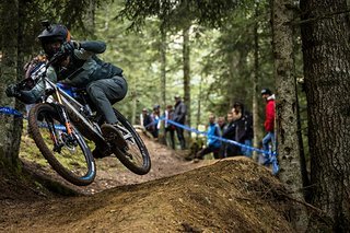So flach wie möglich über die Wellen in dem kurzen Bikepark-Segment.