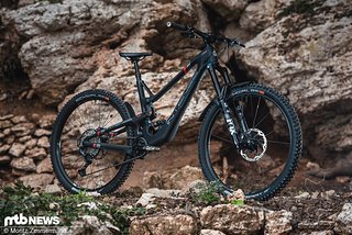 Das Intense Tracer ist als 29er oder Mullet-Bike verfügbar und setzt auf einen voluminösen Carbon-Rahmen Das Intense Tracer ist als 29er oder Mullet-Bike verfügbar und setzt auf einen voluminösen Carbon-Rahmen