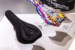 Streckencobra-Design als Reminiszenz an Stevie Schneider – der Dirt Sattel entspricht technisch dem 60X Dirt ltd. Team Streckencobra-Design als Reminiszenz an Stevie Schneider – der Dirt Sattel entspricht technisch dem 60X Dirt ltd. Team