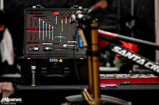 Die ungemütlichen Wetterbedingungen in Loudenvielle sorgten nicht nur bei den Fahrern, sondern auch bei den Mechanikern für Sorgenfalten.