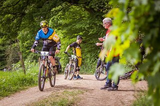 Start zu Stage 6 auf dem Forstweg Start zu Stage 6 auf dem Forstweg