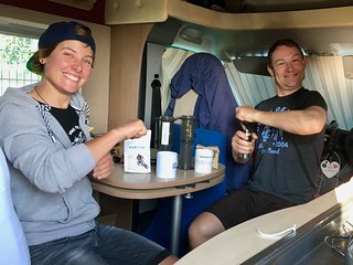 James und ich beim morgendlichen Ritual des Mahlens von Kaffeebohnen.