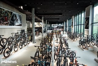 Ein großer Teil des Erdgeschosses wird vom Showroom für die vielen Bikes in Anspruch genommen.