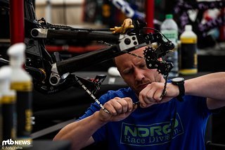 Das Arbeitsgerät von Altstar Greg Minnaar bekommt eine frische Kette. Gerüchten zufolge könnte er in Loudenvielle zum letzten Mal bei einem europäischen World Cup an den Start gehen.