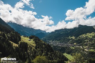 Am Ende dieses Tals liegt Champéry, danach kommt: Nix mehr. Außer Berge. Steile Berge. Und irgendwo in diesen Bergen ist eine Downhill-Strecke, auf der ein gewisser Danny Hart auf seinem Bike gestaid ist und jetzt nicht mehr sitzen kann.