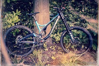 Bereit für die Downhill-Strecke Bereit für die Downhill-Strecke