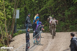 Jordan Sarrou geht dicht gefolgt von Mathieu van der Poel in den letzten Anstieg.