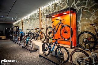 Wie groß der bayrische Bike-Hersteller Cube wirklich ist, wird einem spätestens beim Besuch der Hausmesse bewusst. Wie groß der bayrische Bike-Hersteller Cube wirklich ist, wird einem spätestens beim Besuch der Hausmesse bewusst.