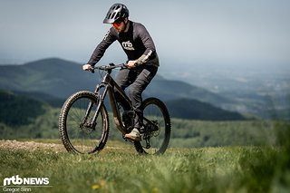 Bergauf macht das Giant mit seinem vergleichsweise moderaten Gewicht und dem effizienten Hinterbau eine sehr gute Figur. Bergauf macht das Giant mit seinem vergleichsweise moderaten Gewicht und dem effizienten Hinterbau eine sehr gute Figur.