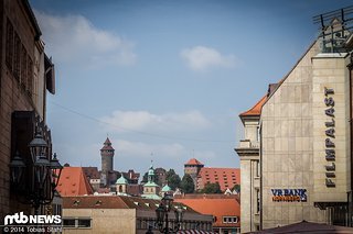 Aus der Ferne lässt sich kaum erahnen, was für ein massiver Kurs in die Nürnberger Altstadt gezimmert worden ist.