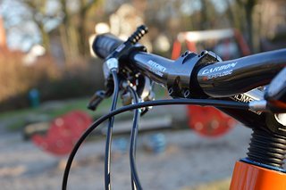Lenkbereich mit Ritchey Carbon Lenker und langem Thomson X4 Vorbau