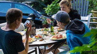 Camping im Freien ist schon ja schon schön - die Einladung zum Essen ins luxuriöse Chalet schlagen Daniel und Jakob allerdings doch nicht aus.