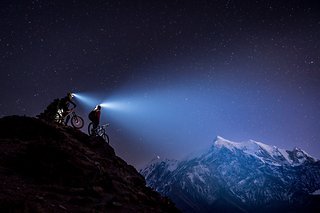 Beeindruckende Kulisse in Nepal: Sternklarer Himmel, gigantische Eiswände am Horizont