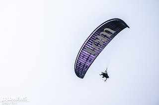 Unser Chef Tom hat nicht gespart und ist selbst im Paraglider aufgestiegen, um herannahende Fahrer anzusagen. Unser Chef Tom hat nicht gespart und ist selbst im Paraglider aufgestiegen, um herannahende Fahrer anzusagen.