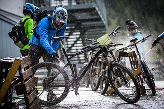 Zwischenstopp an der Nasszelle der Liftstation bevors wieder raufgeht. Die Bikes haben es bitter nötig. Zwischenstopp an der Nasszelle der Liftstation bevors wieder raufgeht. Die Bikes haben es bitter nötig.