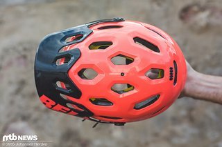 Bell Super 2 von oben. Gut erkennbar: die mehreckigen Belüftungsöffnungen Bell Super 2 von oben. Gut erkennbar: die mehreckigen Belüftungsöffnungen
