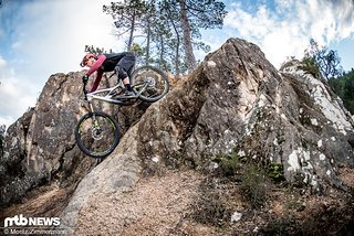 Insgesamt wirkt das Ibis Mojo HD4 durch den moderaten Reach, die eher niedrige Front und die relativ kurzen Kettenstreben vergleichsweise kompakt Insgesamt wirkt das Ibis Mojo HD4 durch den moderaten Reach, die eher niedrige Front und die relativ kurzen Kettenstreben vergleichsweise kompakt