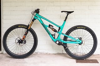 Das neue Zerode Katipo rollt auf 29"-Laufrädern, verfügt über 160 mm oder 140 mm Federweg und setzt auf einen Pinion-Antrieb. Das neue Zerode Katipo rollt auf 29"-Laufrädern, verfügt über 160 mm oder 140 mm Federweg und setzt auf einen Pinion-Antrieb.