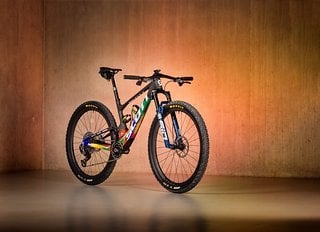 Mit einer Sonderlackierung seines Scott Spark RC geht es für Nino Schurter ins diesjährige Cape Epic