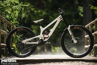 Vali Höll ist das ganze Jahr über schon auf einem weißen YT Tues in Größe M unterwegs.