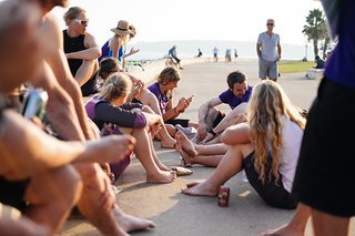 Entspanntes Sitzen am Strand Entspanntes Sitzen am Strand