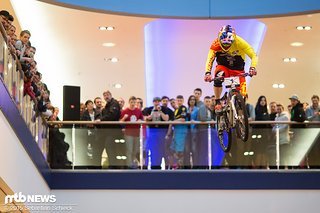 Am Ende kann Tomas Slavik doch noch eine kleine Schippe drauflegen und sichert sich mit 0,27s Vorsprung die Bestzeit. Am Ende kann Tomas Slavik doch noch eine kleine Schippe drauflegen und sichert sich mit 0,27s Vorsprung die Bestzeit.