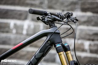 Clean, zweifarbig, auffällig: Der neue Steuerrohrbereich des Fuel EX. Gut zu erkennen: Die Gummipuffer unter dem Unterrohr Clean, zweifarbig, auffällig: Der neue Steuerrohrbereich des Fuel EX. Gut zu erkennen: Die Gummipuffer unter dem Unterrohr