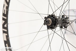 In den Laufrädern kommen Formula-Naben mit Straightpull-Speichen zum Einsatz
