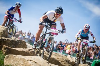 Bei den olympischen Spielen 2012 in London konnte Spitz ihre Erfolgsgeschichte fortsetzen. Trotz eines Sturzes in einem Steinfeld sicherte sie sich die Silbermedaille und komplettierte damit den Medaillensatz bei Olympischen Spielen