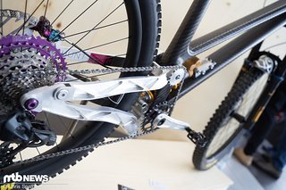 In der Serie soll der Hinterbau aus gepresstem und anschließend gefrästem Carbon bestehen.