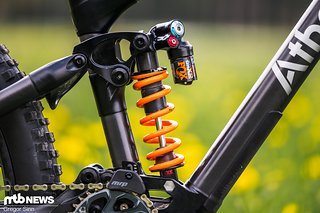 Am Heck verwaltet der Fox DHX2 Factory-Stahlfederdämpfer die 170 mm Federweg. Am Heck verwaltet der Fox DHX2 Factory-Stahlfederdämpfer die 170 mm Federweg.