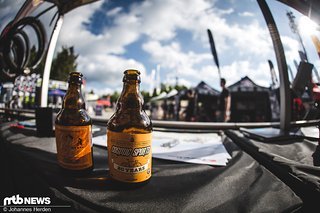 Bier wurde auch weiterhin reichlich ausgeschenkt – Bei Cosmic Sports zum Beispiel Bier wurde auch weiterhin reichlich ausgeschenkt – Bei Cosmic Sports zum Beispiel