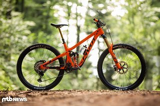 Mit dem neuen Firebird ist Pivot eine starke fünfte Generation des Enduros gelungen, das jetzt noch stärker auf den Race-Einsatz getrimmt ist. Mit dem neuen Firebird ist Pivot eine starke fünfte Generation des Enduros gelungen, das jetzt noch stärker auf den Race-Einsatz getrimmt ist.