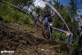 … um anschließend in dieser (aus Fahrersicht) sehr knappen Rechtskurve auf einem Trail zusammenzufinden.