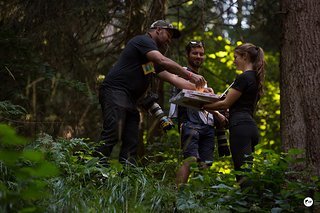 Von 09:00- 16:30 war für die Fotografen Anwesenheitspflicht an der Strecke angesagt. Während manche noch ihre letzten Riegel aus Andorra verzehren, lassen sich andere Pizza bringen.