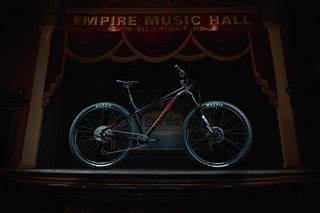 Das Nukeproof Scout ist ein preiswertes Trail-Hardtail und ist sowohl in 29" als auch in 27,5" erhältlich.