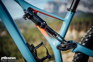 Hinten kommt der passende RockShox Deluxe RT3-Dämpfer mit 140 mm Federweg zum Einsatz.