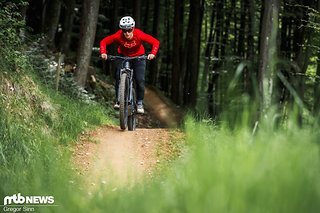 Der blaue Flowtrail verläuft in vielen Traversen eher flach den Hang entlang und kann komplett gerollt werden. Der blaue Flowtrail verläuft in vielen Traversen eher flach den Hang entlang und kann komplett gerollt werden.