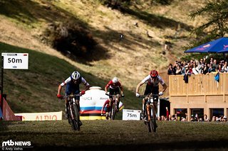 Auf den letzten Metern des U23-Rennens kam es schließlich zum Showdown zwischen Adrien Boichis (links) und Finn Treudler (rechts).