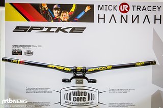 Der Spank Spike Vibrocore Lenker ist 800 mm breit und soll ab 325 g auf die Waage bringen