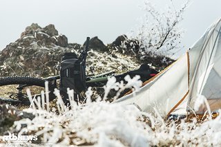 Im kalten Frost des weißen Nebels hütet es dich im Schatten des Gipfels.