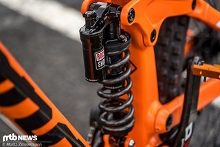 Am Dämpfer und auch in der Federgabel kommt ein System zum Einsatz, das den Federn durch ein Lager erlaubt, sich leichter zu verwinden. Am Dämpfer und auch in der Federgabel kommt ein System zum Einsatz, das den Federn durch ein Lager erlaubt, sich leichter zu verwinden.