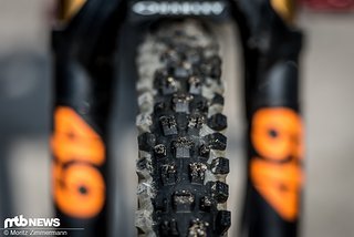 Die Außenstollen orientieren sich am alten Maxxis Highroller-Reifen Die Außenstollen orientieren sich am alten Maxxis Highroller-Reifen